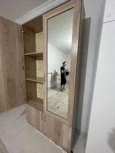 офис шкаф: Кире бериш үчүн шкаф, Колдонулган, Күзгүсү менен