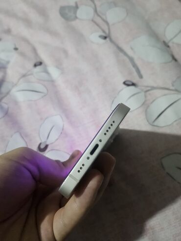 Apple iPhone: IPhone 13, Б/у, 128 ГБ, Белый, Чехол, 77 % — 7