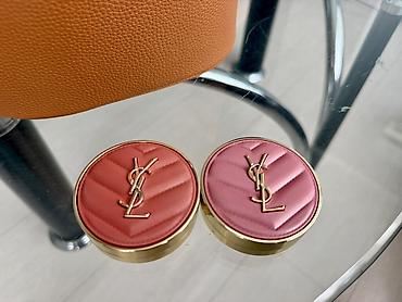 щека: Румяна YSL Make Me Blush Б/У в круглом золотом футляре с мягкой — 1