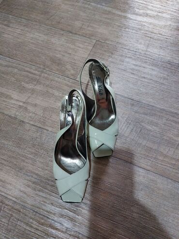 lion женская обувь: Лакированные босоножки, 36р, почти новые, лион
