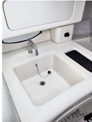 Водный транспорт: Моторная яхта-кабриолет (круизер) с закрытой рубкой и носовой палубой — 7