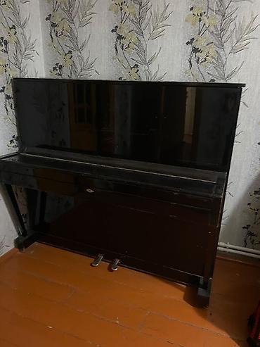 Upright pianosu – “Avrora” modeli - Korpus: parlaq qara rəngli şpon