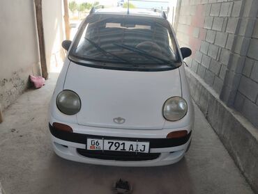 зимные шины фит: Белый компактный автомобиль Daewoo Matiz, идеально подходящий для