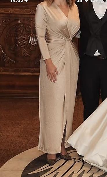 ešarpa preko haljine: Elegantna večernja haljina u svetlo bež/champagne nijansi. - Kroj — 1