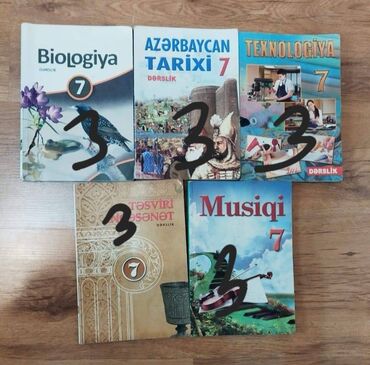 Kitablar, jurnallar, CD, DVD: Bəziləri yenidir, bəzi dərisliklər səliqəli işlənib