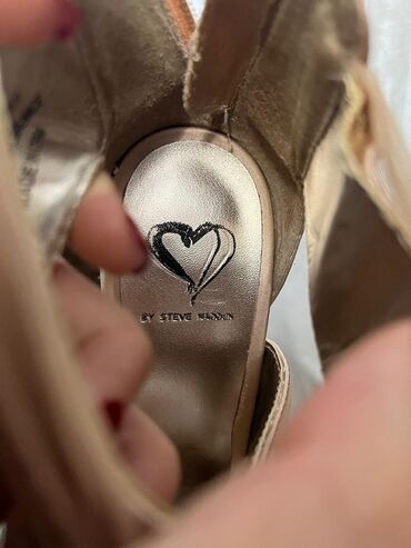 Toy paltarları: Ağ rəngli zərif gəlinlik - Model: baldırdan enən düz/yarı-fleyta — 34