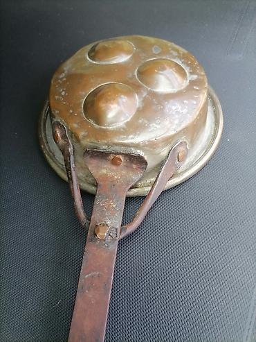 metalac posude za kafu i secer: Stara metalna tava za poširanje jaja (3 ležišta) - Materijal: metal — 7