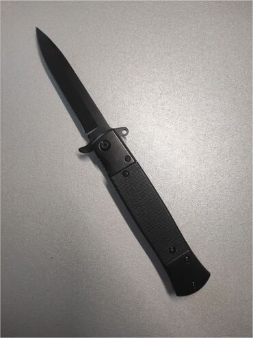 ножи охотничьи: Черный складной нож - стильный и практичный аксессуар с острым лезвием