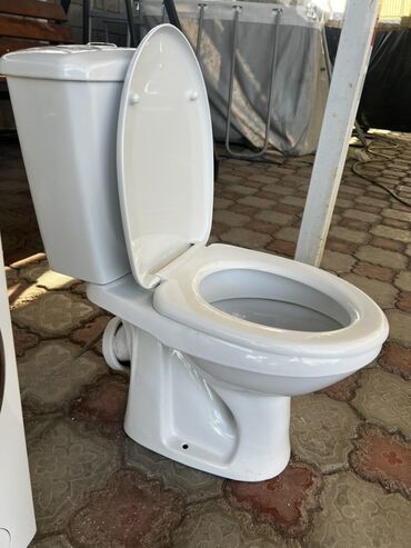 продаю спортивные костюмы: Классический напольный унитаз белого цвета с бачком, который станет