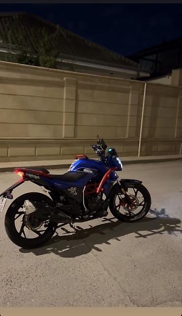 Motosikletlər: Xüsusiyyətlər və təchizat: - Rəng: metalik mavi gövdə, qırmızı boru — 4