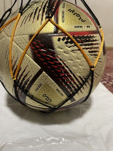 мяч фудболный: Продается новый мяч комплект 
мяч,насос,иголка 2шт, сетка