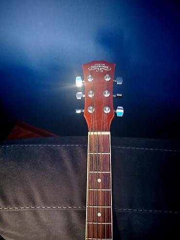 gitara simləri: Elektro-akustik gitara – cutaway korpuslu, sunburst rəng keçişli model — 5