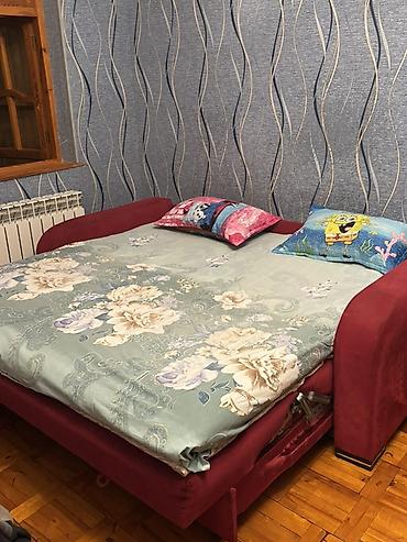 Qırmızı( çəhrayıya çalan) rəngdə yumşaq parçalı (məxməri tipli)