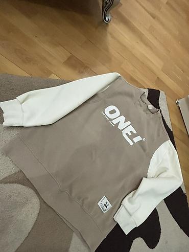 alt pal: Unisex svitşört - Dizayn: Ön hissədə böyük “ONE!” yazısı, arxada “THE — 1