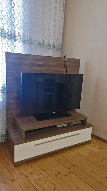 Qonaq otağı üçün mebel dəsti Tərkibi: - TV stendi: ağ-qəhvəyi rəng