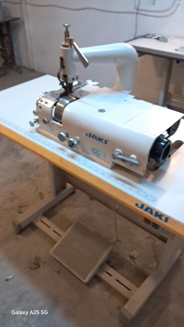 UAZ: JAKI sənaye dərizola (skiving) maşını – masa və pedal komplekti ilə