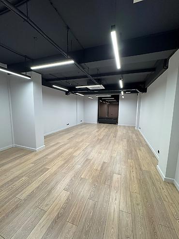 почасовой офис: Сдаю The entire office: 57 м², В бизнес центре, С ремонтом, High ceilings — 3