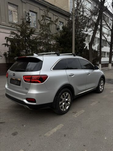 1gr fe: Серебристый кроссовер Kia Sorento с рейлингами на крыше. Автомобиль