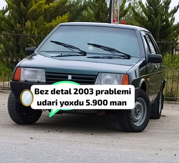 Tünd yaşıl rəngdə olan Lada markalı avtomobil. Avtomobilin təmiz və
