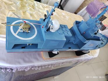 maşın modelleri: Mavi rəngdə olan bu gəmi modeli, helikopter meydançası və helikopteri
