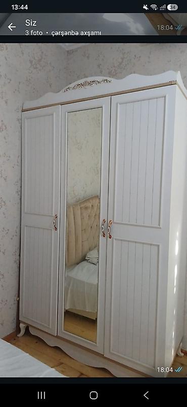 Ağ rəngdə, klassik üslubda 3 qapılı paltar şkafı - Orta qapıda tam boy