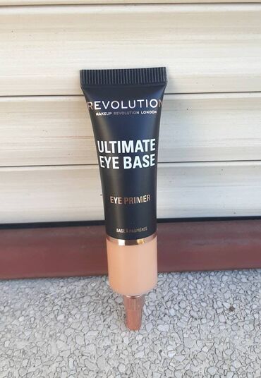top coat za nokte: Baza za senku za oči Makeup Revolution Ultimate Base prajmer za senku
