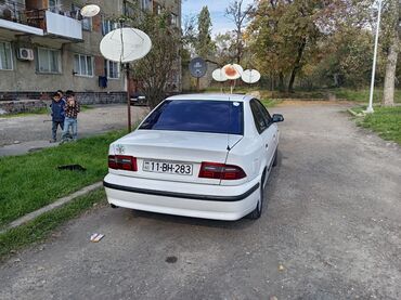 диски на тойоту: Ağ rəngli sedan, Azərbaycan nömrə nişanı 11-BH-283. Korpus 4 qapılı