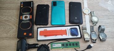 стабилизатор для телефонов: Набор разнообразных электронных устройств и аксессуаров, включающий