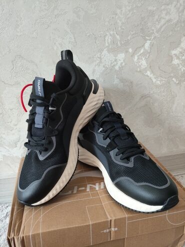 спортивные костюмы для женщин: Кроссовки Li-Ning в черном цвете с контрастной бежевой подошвой