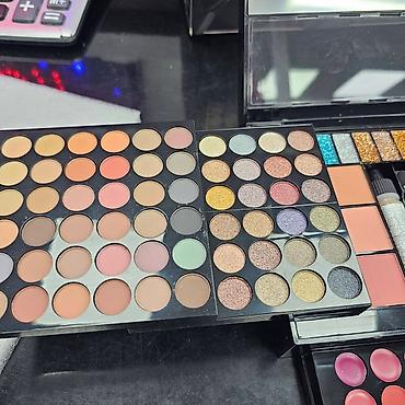 720 ispa: Profesionalna paleta šminke u obliku kofera. Sadržaj kompleta: Set — 3