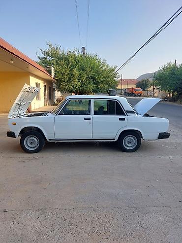 VAZ (LADA): VAZ 2107 sedan – klassik ağ rəngdə, 4 qapılı, arxaötürücülü. Texniki — 6