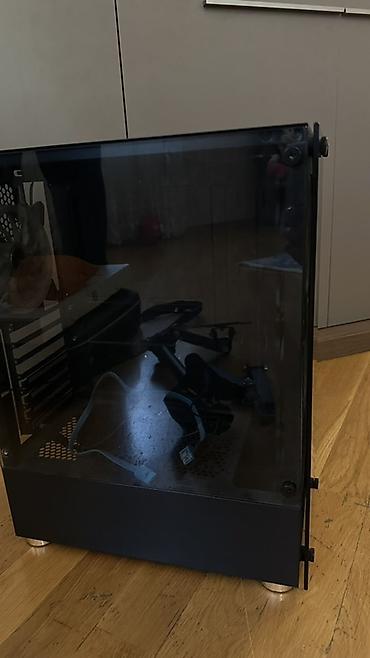 12 pro max case: Qara rəngli kompüter korpusu, yan tərəfdə tam ölçülü tündləşdirilmiş — 1