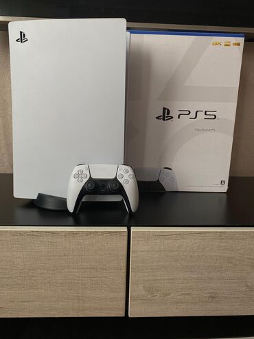 PS5 (Sony PlayStation 5): Продаю игровую приставку, в отличном состоянии, толком еще на ней не