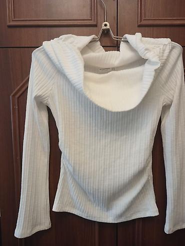 Svitşotlar: Ağ rəngli qadın köynəyi – kapüşonlu, uzunqollu. - Material: elastik — 1