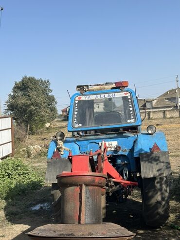 трактор мтз 80 запчасти: Mavi rəngli təkərli kənd təsərrüfatı traktoru, üç nöqtəli asqılı arxa