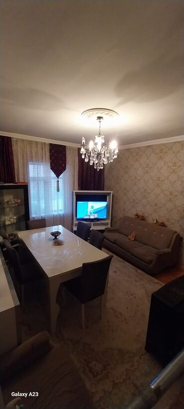 Həyət evləri və villaların satışı: Satılır: həyət evi - Geniş, hasarlı həyət: dəmir darvaza, betonlanmış — 26