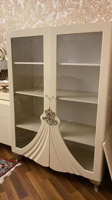 Biznes üçün program təminatı: Şüşəli dolab vitrini