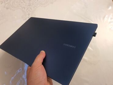 Samsung: Intel Core i5, 8 GB, 15.6 "
