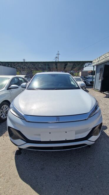 электромобиль neta: BYD Yuan Plus – современный электромобиль белого цвета с динамичным