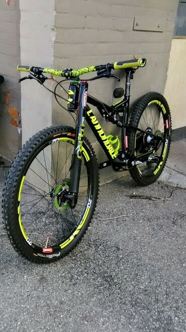 Cannondale tərəfindən istehsal edilmiş qara rəngli dağ velosipedi