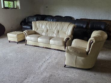 Ostali nameštaj: Elegantan trodijelni set za sjedenje u krem boji, presvučen kožom. Set — 7