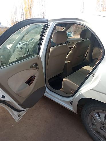 Другие детали салона: Легковой автомобиль седан, салон бежевый тканевый. Основные — 6