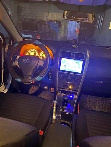toyota aygo: Toyota Corolla sedan, ağ rəng Avtomobil detalları: - Kuzov: 4 qapılı — 3