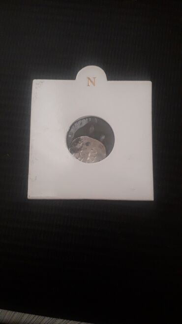 старинные напольные часы для дома: Sikkə kapsulu və kart tutacaq - Ağ rəngli kart üzərində dairəvi