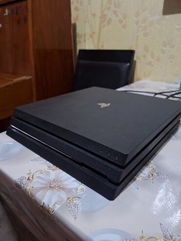 Xbox Series S: PlayStation 4 Pro. Üzərində 2 ədəd Dualshock verilir 2 sidə orginaldır