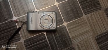 samsunq alpha: Samsung ES28 rəqəmsal fotoaparatı, 5x optik böyütmə imkanı ilə. Yığcam