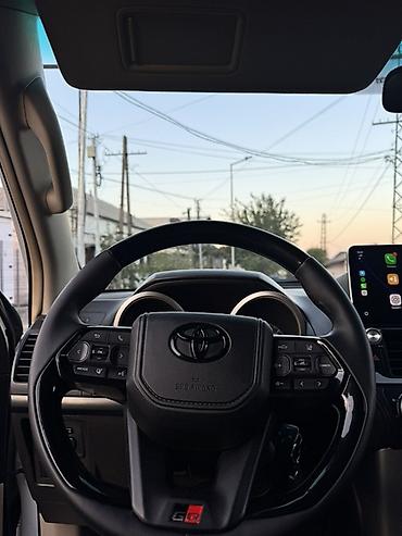Toyota: Toyota Land Cruiser Prado – ağ rəngli, 5 qapılı SUV. Xüsusiyyətlər: - — 8