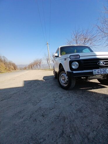 VAZ (LADA): Lada Niva 4x4 (VAZ 2121) – ağ rəngli, 3 qapılı off-road SUV. Tam — 4