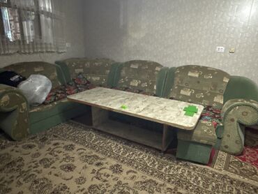 угловой диван с столом: Цвет - Зеленый, Б/у