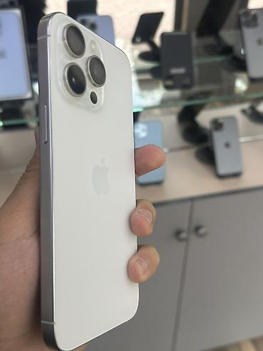 Apple iPhone: IPhone 15 Pro Max, Б/у, 256 ГБ, Белый, Зарядное устройство, Защитное стекло, Чехол, В рассрочку, 87 % — 2